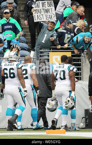 Seattle Seahawks fan Rob Larsen heckles die Carolina Panthers, als Sie in der Umkleide an CenturyLink Feld in Seattle am Oktober 18, 2015 Kopf. Die Leoparden von hinten kam mit 32 verbleibenden Sekunden im 4. Quartal zu schlagen, um die Seahawks 27-23. Foto von Jim Bryant/UPI Stockfoto