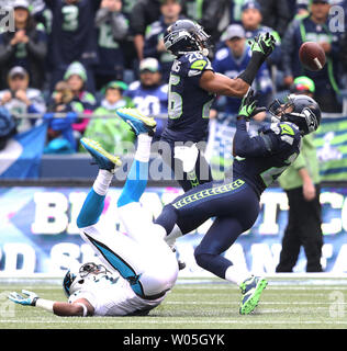 Seattle Seahawks Verteidiger Cary Williams, Mitte, und Earl Thomas, rechts, versuchen Sie es mit einem Pass für die Carolina Panthers, wide receiver Devin Funchess an CenturyLink Feld in Seattle, die am 18. Oktober 2015 abzufangen. Die Leoparden von hinten kam mit 32 verbleibenden Sekunden im 4. Quartal zu schlagen, um die Seahawks 27-23. Foto von Jim Bryant/UPI Stockfoto