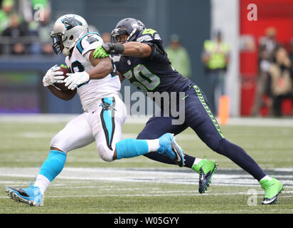 Seattle Seahawks linebacker K.J. Wright läuft Carolina Panthers zurück läuft, Jonathan Stewart an CenturyLink Feld in Seattle am 18. Oktober 2015. Die Leoparden von hinten kam mit 32 verbleibenden Sekunden im 4. Quartal zu schlagen, um die Seahawks 27-23. Foto von Jim Bryant/UPI Stockfoto