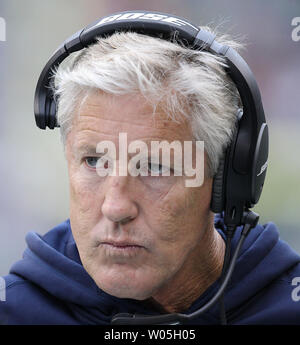 Seattle Seahawks Head Coach Pete Carroll sieht seiner Seahawks slip gegen die Carolina Panthers an CenturyLink Feld in Seattle am 18. Oktober 2015 führen. Die Leoparden von hinten kam mit 32 verbleibenden Sekunden im 4. Quartal zu schlagen, um die Seahawks 27-23. Foto von Jim Bryant/UPI Stockfoto