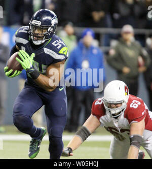 Seattle Seahawks linebacker Bobby Wagner (54) returnes einen ungeschickten Versuch durch Arizona Cardinals Carson Palmer 22-Yards für einen Touchdown an CenturyLink Feld in Seattle, Washington am 15. November 2015. Die Kardinäle schlagen die Seahawks 39-32. Foto von Jim Bryant/UPI Stockfoto