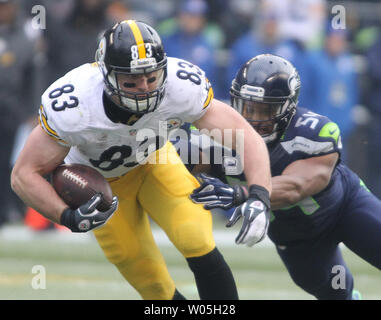 Pittsburgh Steelers tight end Heath Miller bei CenturyLink Feld in Seattle, Washington angegangen wird von Seattle Seahawks linebacker Bobby Wagner (54) Am 29. November 2015. Die Seahawks schlagen die Steelers 39-30. Foto von Jim Bryant/UPI Stockfoto