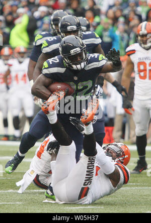 Seattle Seahawks zurück läuft, Christine Michael (32) bricht eine angehen und dabei für eine erste nach unten gegen die Cleveland Browns an CenturyLink Feld in Seattle, Washington, läuft am 29. November 2015. Die Seahawks klammerte ihre vierte gerade Endspielanlegeplatz in vier Jahreszeiten durch das Schlagen der Browns 30-13. Foto von Jim Bryant/UPI Stockfoto