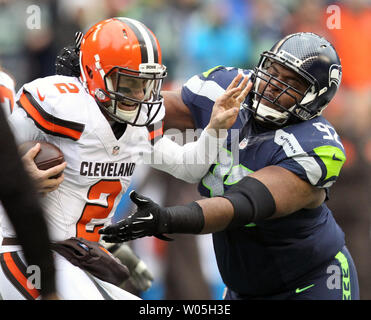 Seattle Seahawks gegen Brandon Mebane (92) Säcke Cleveland Browns Quarterback Johnny Manziel (2) an: CenturyLink Feld in Seattle, Washington defensive am 29. November 2015. Die Seahawks klammerte ihre vierte gerade Endspielanlegeplatz in vier Jahreszeiten durch das Schlagen der Browns 30-13. Foto von Jim Bryant/UPI Stockfoto