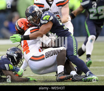 Seattle Seahawks linebacker Bobby Wagner (54) Hält Cleveland Browns zurück laufen Jesaja Crowell (34) am CenturyLink Feld in Seattle, Washington am 29. November 2015. Die Seahawks klammerte ihre vierte gerade Endspielanlegeplatz in vier Jahreszeiten durch das Schlagen der Browns 30-13. Foto von Jim Bryant/UPI Stockfoto