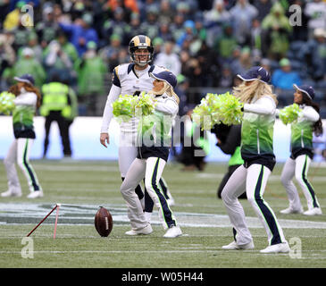 St. Louis Rams kicker Johnny Hekker (6) wartet auf die seagals vor Praxis kicking Feld Ziele während der Halbzeit des Spiels gegen die Seattle Seahawks am CenturyLink Feld in Seattle, Washington am 27. Dezember 2015 durchzuführen. Die Rams schlagen die Seahawks 23-17. Foto von Jim Bryant/UPI Stockfoto