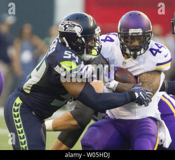 Seattle Seahawks linebacker Bobby Wagner (54), wickelt Minnesota Vikings zurück laufen Matt Asiata (44) hinter der Line of Scrimmage im zweiten Quartal ein preseason Spiel bei CenturyLink Feld in Seattle, Washington, am 18. August 2016. Die Vikings schlagen die Seahawks 18-11. Foto von Jim Bryant/UPI Stockfoto