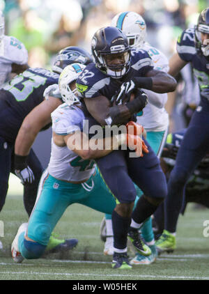 Seattle Seahawks zurück läuft, Christine Michael (32) kämpft für zuerst unten yardage die gewinnende Antrieb lebendig vor, die von der Miami Dolphins linebacker Kiko Alonso (47) im vierten Quartal bei CenturyLink Feld in Seattle, Washington in Angriff am 11. September 2016 zu halten. Seahawks kam von hinten die Delphine 12-10 zu schlagen. Foto von Jim Bryant/UPI Stockfoto