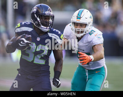 Seattle Seahawks zurück läuft, Christine Michael (32) läuft weg von Miami Dolphins linebacker Kiko Alonso (47) für ein 12 Yard Gewinn im dritten Quartal auf CenturyLink Feld in Seattle, Washington am 11. September 2016. Seahawks kam von hinten die Delphine 12-10 zu schlagen. Foto von Jim Bryant/UPI Stockfoto
