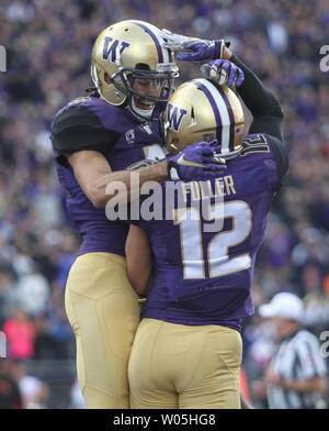 Washington Huskies wide receiver Dante Pettis (8) feiert mit Schlittenhunden wide receiver Aaron Fuller (12) nach dem Fang seinen zweiten Touchdown Pass von das Spiel im dritten Quartal bei Husky Stadium Oktober 22, 2016 in Seattle. Pettis gefangen 4 Pässe für 112 Yards und zählte zwei Touchdown in die Schlittenhunde 41-17 über den Bibern zu gewinnen. Foto von Jim Bryant/UPI Stockfoto