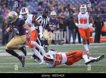 Washington Huskies wide receiver Dante Pettis (8) Bricht ein versuchter Angriff von Oregon State Beavers cornerback Xavier Crawford (22) Basierend auf einem 23-Yard-Touchdown-Pass im ersten Quartal bei Husky Stadium Oktober 22, 2016 in Seattle. Die Huskies schlagen die Biber 41-17. Foto von Jim Bryant/UPI Stockfoto