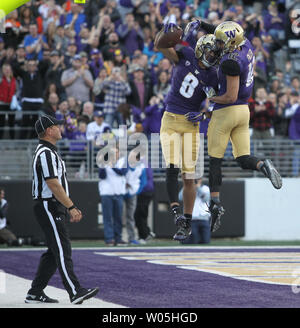 Washington Huskies wide receiver Dante Pettis (8) feiert mit Schlittenhunden wide receiver Aaron Fuller (12) nach dem Fang seinen zweiten Touchdown Pass von das Spiel im dritten Quartal bei Husky Stadium Oktober 22, 2016 in Seattle. Pettis gefangen 4 Pässe für 112 Yards und zählte zwei Touchdown in die Schlittenhunde 41-17 über den Bibern zu gewinnen. Foto von Jim Bryant/UPI Stockfoto