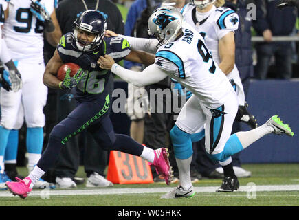 Seattle Seahawks wide receiver Tyler Lockett (16) ist nach dem durch Carolina Panthers kicker Graham Gano (9) während einer 46 Yardstartrückkehr an CenturyLink Feld in Seattle, Washington am 4. Dezember 2016 laufen. Seahawks schlagen die Leoparden 40-7. Foto von Jim Bryant/UPI Stockfoto