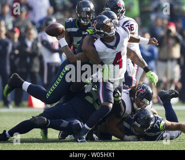 Houston Texans Quarterback Deshaun Watson (4) verliert die Kugel nach der Seattle Seahawks defensive gehackt Angriff Sheldon Richardson (91) im vierten Quartal CenturyLink Feld in Seattle, Washington, am 29. Oktober 2017. Seattle Seahawks von hinten kam in den letzten 21 Sekunden der Houston Texans 41 - 38 zu schlagen. in Seattle. Foto von Jim Bryant/UPI Stockfoto