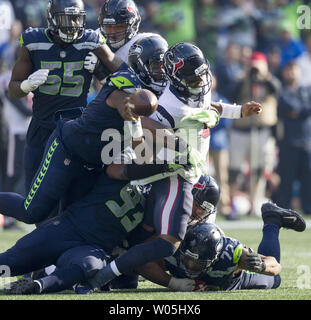 Houston Texans Quarterback Deshaun Watson (4) verliert die Kugel nach der Seattle Seahawks defensive gehackt Angriff Sheldon Richardson (91) im vierten Quartal CenturyLink Feld in Seattle, Washington, am 29. Oktober 2017. Seattle Seahawks von hinten kam in den letzten 21 Sekunden der Houston Texans 41 - 38 zu schlagen. in Seattle. Foto von Jim Bryant/UPI Stockfoto