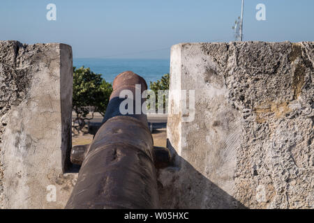 Kanone auf der befestigten Mauer am Rand von Central Cartagena de Indias in Kolumbien. Stockfoto