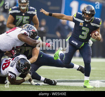 Seattle Seahawks Quarterback Russell Wilson (3) kriecht für 11 Yard gewinnen gegen die Houston Texans im vierten Quartal bei CenturyLink Feld in Seattle, Washington, am 29. Oktober 2017. Seattle Seahawks von hinten kam in den letzten 21 Sekunden der Houston Texans 41 - 38 zu schlagen. Foto von Jim Bryant/UPI Stockfoto