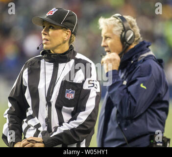 Die Richter Sarah Thomas, der erste weibliche NFL Schiedsrichter Uhren ein Replay im vierten Quartal die Washington Redskin und Seattle Seahawks Spiel bei CenturyLink Feld in Seattle, Washington, am 5. November 2017. Die Redskins gegen die Seahawks 17-14. Foto von Jim Bryant/UPI Stockfoto