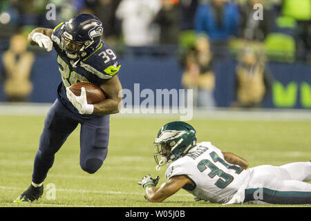 Seattle Seahawks zurück läuft, Mike Davis (39) Seite rutscht ein Angriff durch Philadelphia Eagles cornerback Jalen Mühlen (31) für einen 22-Yard-Gewinn im dritten Quartal bei CenturyLink Feld in Seattle, Washington am 3. Dezember 2017. Seattle Seahawks schlagen Philadelphia Eagles 24-10. Foto von Jim Bryant/UPI Stockfoto