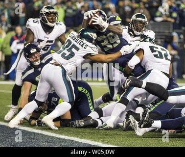 Philadelphia Eagles außerhalb linebacker Mychal Kendricks (95) und äußeren linebacker Najee Goode (52) Seattle Seahawks zurück laufen halten Mike Davis (39) von zählen während zweites Quartal bei CenturyLink Feld in Seattle, Washington am 3. Dezember 2017. Seattle Seahawks schlagen Philadelphia Eagles 24-10. Foto von Jim Bryant/UPI Stockfoto