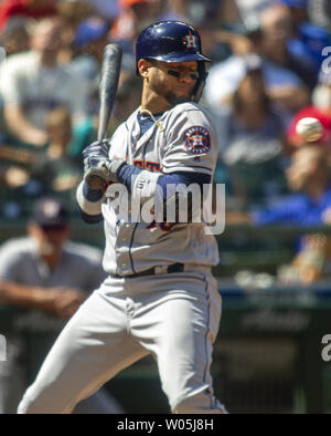 Houston Astros erste Basisspieler Yuli Gurriel (10) Rücken weg von einem Brechen der Pitch geworfen von Seattle Mariners Entlastung Krug Adam Warren (43) Im Siebten Inning im Safeco Field am 1. August 2018 in Seattle. Die Houston Astros Beat der Seattle Mariners mit 8-3 die Serie 2-1 zu nehmen. Foto von Jim Bryant/UPI Stockfoto