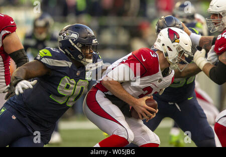 Arizona Cardinals Quarterback Josh Rosen (3) ist von Seattle Seahawks defensiver Jarran Reed (90) im dritten Quartal bei CenturyLink Feld am 30. Dezember in Seattle, Washington, 2018. Seattle Seahawks schlagen die Kardinäle 27-24. Fotos von Jim Bryant/UPI Stockfoto