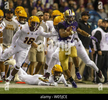 Washington Huskies laufen zurück Myles Gaskin (9) ist die von Arizona State Sun Devils Defensive zurück Chase Lucas (24) nach einem 9 Yard gewinnen Im ersten Quartal in einem PAC-12 College Football Spiel, am 22. September 2018 bei Husky Stadium Seattle, Washington. Washington Huskies schlagen die Arizona Sun Devils 27-20. Foto von Jim Bryant/UPI Stockfoto