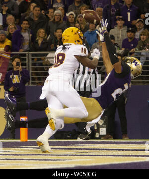 Washington Huskies wide receiver Ty Jones (20) ziehen in eine 19 Yard Touchdown pass gegen Arizona State Sun Devils cornerback Langston Frederick (18) Im ersten Quartal in einem PAC-12 College Football Spiel, am 22. September 2018 bei Husky Stadium Seattle, Washington. Washington Huskies schlagen die Arizona Sun Devils 27-20. Foto von Jim Bryant/UPI Stockfoto