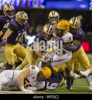 Washington Huskies linebacker Ben Burr-Kirven (25) und Washington Schlittenhunde linebacker Benning Potoa'e (8) stop Arizona State Sun Devils zurück laufen Eno Benjamin (3) für 2 Yard Verlust im ersten Quartal in einem PAC-12 College Football Spiel, am 22. September 2018 bei Husky Stadium Seattle, Washington. Washington Huskies schlagen die Arizona Sun Devils 27-20. Foto von Jim Bryant/UPI Stockfoto