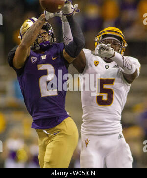 Die Arizona State Sun Devils Defensive zurück Kobe Williams (5) klopft weg ein Pass für Washington Schlittenhunde wide receiver Aaron Fuller (2) im zweiten Quartal in einem PAC-12 College Football Spiel, am 22. September 2018 bei Husky Stadium Seattle, Washington. Washington Huskies schlagen die Arizona Sun Devils 27-20. Foto von Jim Bryant/UPI Stockfoto