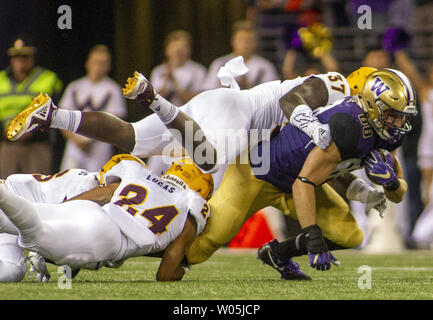 Washington Huskies festes Ende zeichnete Probe (88) nach unten genommen von Arizona State Sun Devils Defensive zurück Chase Lucas (24) und der Arizona State Sun Devils linebacker Darien Butler (37) nach dem Fang einen Pass für eine 7-Yard-Gewinn im dritten Quartal in einem PAC-12 College Football Spiel, am 22. September 2018 bei Husky Stadium Seattle, Washington. Washington Huskies schlagen die Arizona Sun Devils 27-20. Foto von Jim Bryant/UPI Stockfoto