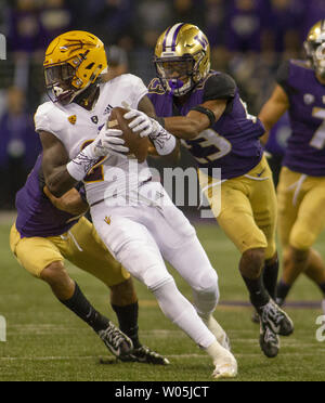 Die Arizona State Sun Devils wide receiver Brandon Aiyuk (2) versucht, weg von Washington Huskies Defensive zurück Jordan Miller (23) hat im zweiten Quartal in einem PAC-12 College Football Spiel am 22 September, 2018 bei Husky Stadium Seattle, Washington. Washington Huskies schlagen die Arizona Sun Devils 27-20. Foto von Jim Bryant/UPI Stockfoto