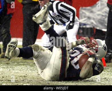 Patrioten zurück laufen Corey Dillion (28) rollt über die Ziellinie, aber an der 1-Yard-Linie bis einen Touchdown im vierten Quartal des AFC Division Playoffs am Gillette Stadium am 16. Januar 2005 in Foxboro, Massachusetts, gekennzeichnet. Die Patrioten besiegten die Colts 20-3 an die AFC Championship gegen die Pittsburgh Steelers. (UPI Foto/Steven E. Frischling) Stockfoto