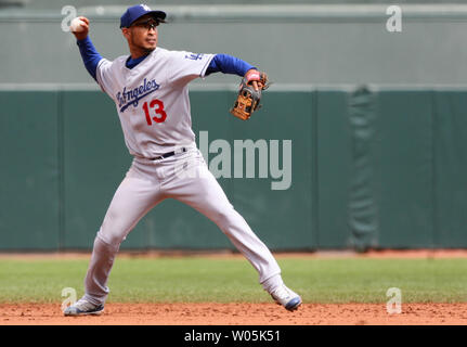 Los Angeles Dodgers shortstop Wilson Valdez wirft die erste Basis nach Fielding eine Kugel von San Francisco Giants Dave Roberts im dritten Inning in San Francisco am 7. April 2007. Die Schwindler die Riesen besiegte 4-1. (UPI Foto/Aaron Kehoe) Stockfoto