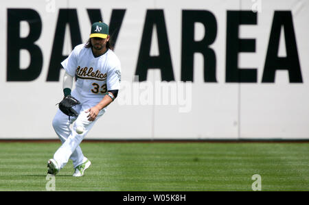 Oakland Athletics Mittelfeldspieler Nick Swisher (33) Felder einen Ball in die Mitte, die von der Chicago White Sox rechten Mittelfeldspieler Jermaine Dye im zweiten Inning bei McAfee Coliseum in Oakland, Kalifornien, das am 11. April 2007. (UPI Foto/Aaron Kehoe) Stockfoto