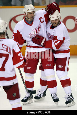 Detroit Red Wings linken Flügel Josh Langfeld (C) feiert mit Dan Cleary (11), nachdem er ein Ziel in der ersten Periode gegen die San Jose Sharks in Spiel drei der zweiten Runde der Stanley Cup Playoffs im HP Pavilion in San Jose, Kalifornien, am 30. April 2007. (UPI Foto/Aaron Kehoe) Stockfoto