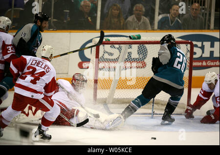 Detroit Red Wings goalie Dominik Hasek der Tschechischen Republik macht einen Kick in der dritten Periode von Spiel drei der zweiten Runde der Stanley Cup Playoffs im HP Pavilion in San Jose, Kalifornien auf einen Schuß von San Jose Sharks rechten Flügel Steve Bernier (26) Am 30. April 2007 speichern. Die Haie Sieg 2-1 San Jose ein Spiel stellt. (UPI Foto/Aaron Kehoe) Stockfoto