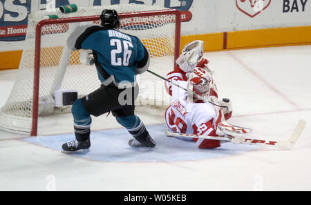 San Jose Sharks rechten Flügel Steve Bernier versucht aber ein Ziel auf der Detroit Red Wings goalie Dominik Hasek der Tschechischen Republik Kerbe während der dritten Periode von Spiel 6 der zweiten Runde der Stanley Cup Playoffs im HP Pavilion in San Jose, Kalifornien am 7. Mai 2007 zu. Die Red Wings besiegten die Haie 2-0. (UPI Foto/Aaron Kehoe) Stockfoto