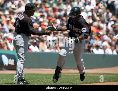 New York Mets Ruben Gotay (6) feiert mit seinen Third Base coach Sandy Alomar (2) Nach dem Treffen solo Home Run gegen San Francisco Giants Krug matter Morris im dritten Inning bei AT&T Park in San Francisco am 9. Mai 2007. (UPI Foto/Aaron Kehoe) Stockfoto