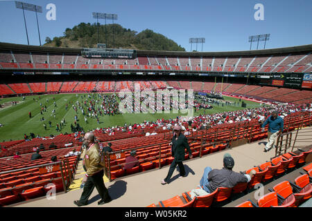 Fast zehntausend Menschen versammeln sich zu Ehren San Francisco 49ers-Headcoach Bill Walsh in einem öffentlichen Denkmal an der neu benannten Bill Walsh Feld an Monster Park in San Francisco am 10. August 2007. Bill Walsh starb im Alter von 75 Jahren. (UPI Foto/Aaron Kehoe) Stockfoto