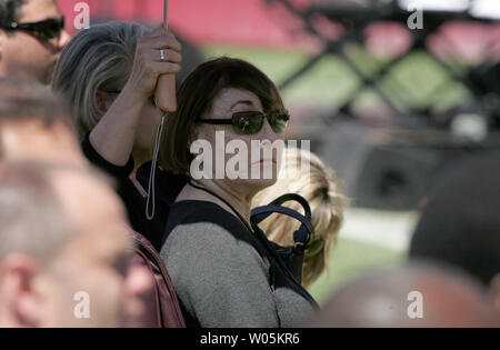 Frau von San Francisco 49ers-Headcoach Bill Walsh, Geri Walsh, Uhren der öffentlichen Denkmal an der neu benannten Bill Walsh Feld an Monster Park in San Francisco am 10. August 2007. Bill Walsh starb im Alter von 75 Jahren. (UPI Foto/Aaron Kehoe) Stockfoto