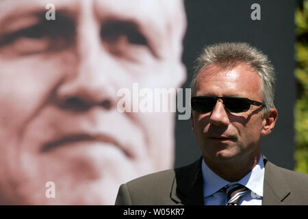 San Francisco 49ers Quarterback Joe Montana spricht über seine Erinnerungen auf, die das Team während der Denkmal für San Francisco 49ers-Headcoach Bill Walsh an der neu benannten Bill Walsh Feld an Monster Park in San Francisco am 10. August 2007. Bill Walsh starb im Alter von 75 Jahren. (UPI Foto/Aaron Kehoe) Stockfoto