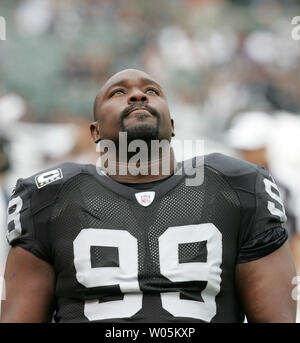 Oakland Raiders defensive lineman Warren Sapp (99) sieht in den Himmel vor dem Spiel gegen die Detroit Lions bei McAfee Coliseum in Oakland, Kalifornien am 9. September 2007. (UPI Foto/Aaron Kehoe) Stockfoto