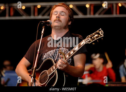 Jim James meiner Morgen-mantel führt während der 21. jährlichen Bridge School profitieren im Shoreline Amphitheater in Mountain View, Kalifornien, 28. Oktober 2007. (UPI Foto/Stephen Dorian Miner) Stockfoto