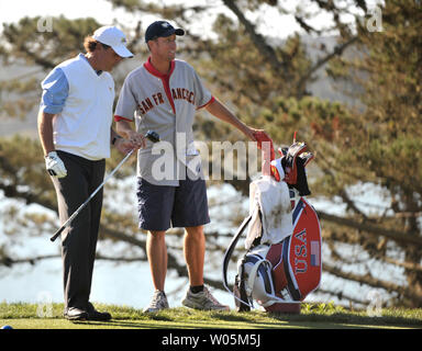 Phil Mickelson spricht mit seinem caddie Jim MacKay vor weg schlagen des 14 T-Stück während einer Praxis, die vor dem Beginn der Präsidenten Cup am Harding Park Golf Course in San Francisco, Kalifornien am 7. Oktober 2009. UPI/Kevin Dietsch Stockfoto