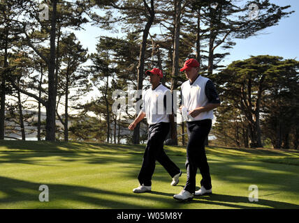 United States Team Mitglied Tiger Woods (L) geht mit seinem Teamkollegen Steve Stricker in der zweiten Runde der Präsidenten Cup am Harding Park Golf Course in San Francisco, Kalifornien, die am 9. Oktober 2009. UPI/Kevin Dietsch Stockfoto