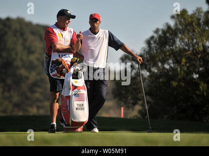 United States Team Mitglied Tiger Woods spricht mit seinem caddie Steven Williams in der zweiten Runde der Präsidenten Cup am Harding Park Golf Course in San Francisco, Kalifornien, die am 9. Oktober 2009. UPI/Kevin Dietsch Stockfoto