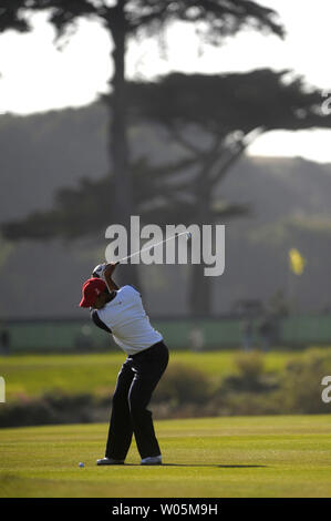 United States Team Mitglied Tiger Woods schlägt am 15. Fairway in der zweiten Runde der Präsidenten Cup am Harding Park Golf Course in San Francisco, Kalifornien, die am 9. Oktober 2009. UPI/Kevin Dietsch Stockfoto