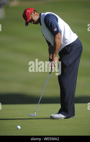 United States Team Mitglied Tiger Woods Schläge auf dem 12 Grün während der zweiten Runde der Präsidenten Cup am Harding Park Golf Course in San Francisco, Kalifornien, die am 9. Oktober 2009. UPI/Kevin Dietsch Stockfoto