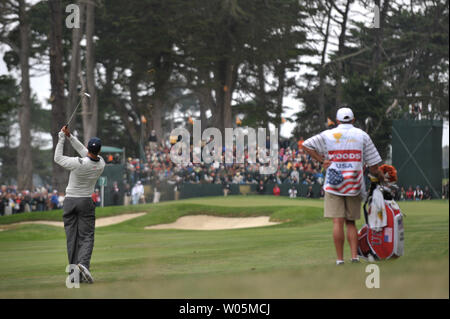 United States Team Mitglied Tiger Woods schlägt die 11 Fahrrinne während der vierten Runde der Präsidenten Cup am Harding Park Golf Course in San Francisco, Kalifornien am 10. Oktober 2009. UPI/Kevin Dietsch Stockfoto